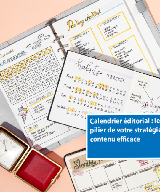 Exemple visuel d'organisation de contenus avec un calendrier éditorial manuscrit, illustrant l'importance de planifier sa stratégie de contenu en amont.