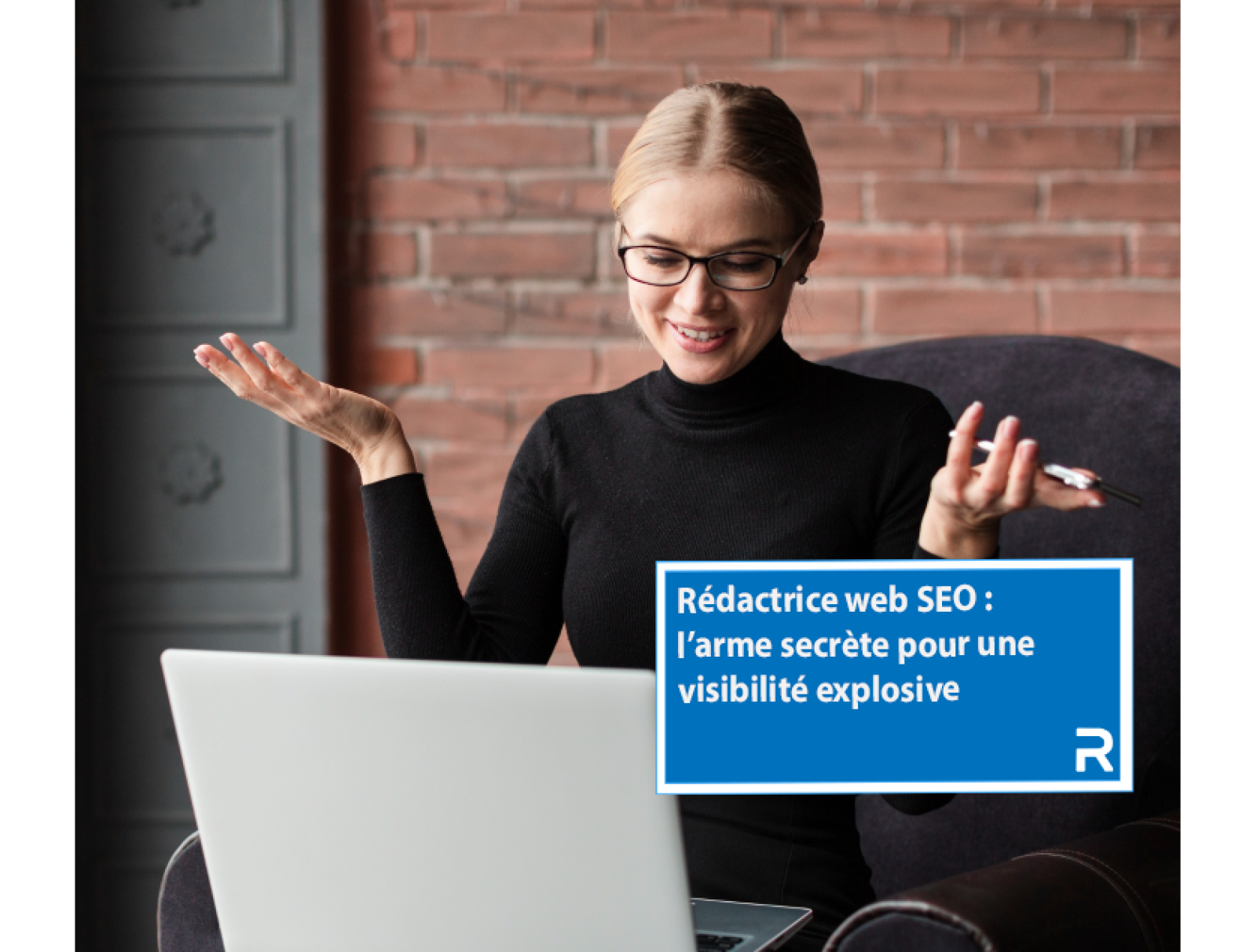 Rédactrice web SEO en plein échange client, spécialisée en stratégie de contenu et optimisation pour le référencement naturel